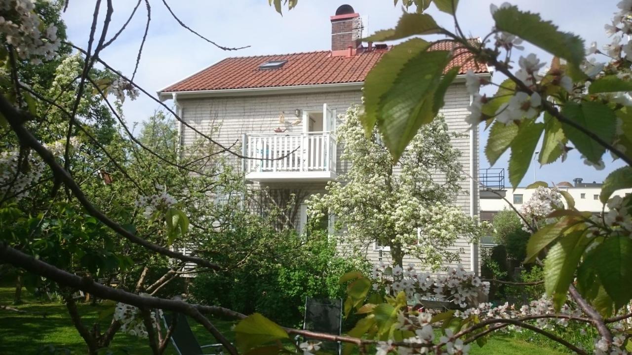 Ljust Boende, Egen Ingang Och Traedgard I Centrum Varberg Extérieur photo
